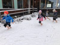 thumb_KIGA_Schwarzenberg_Barfusslaufen-im-Schnee