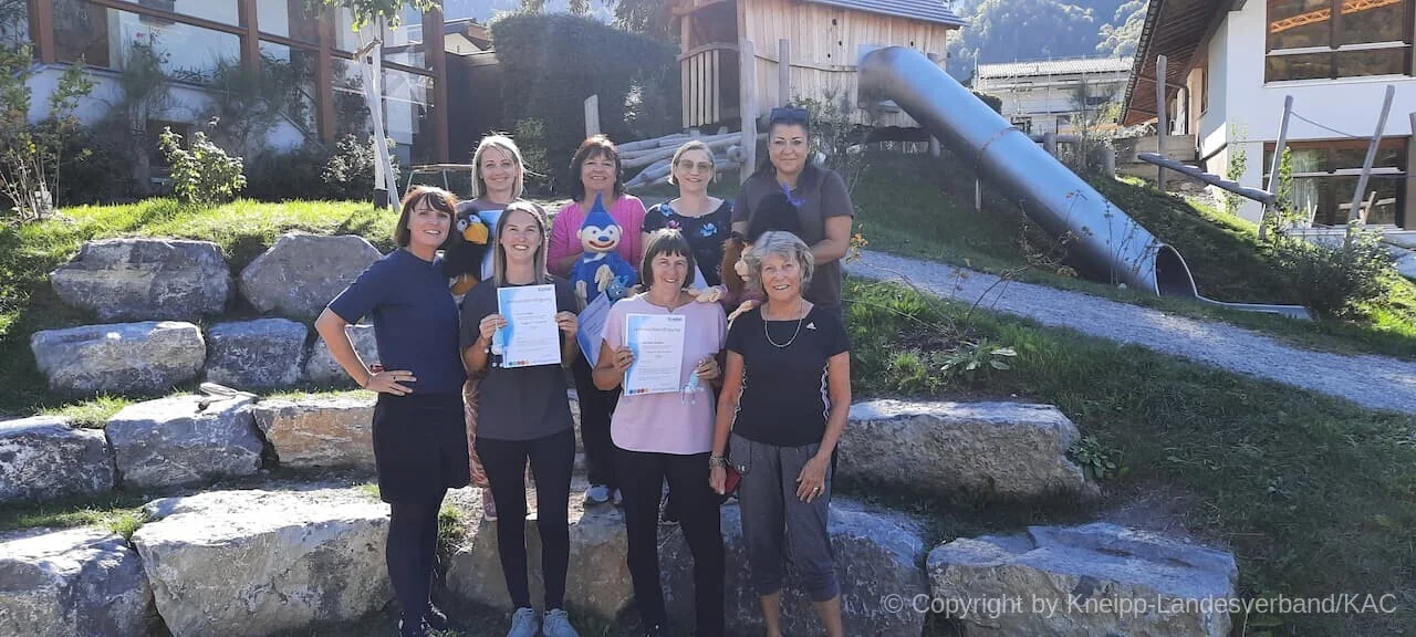Teilnehmerinnen und Kursbegleitung beim KneippSinnesErlebnis im Kindergarten Vandans