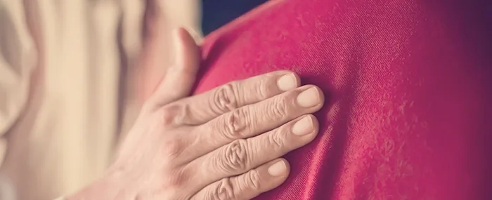 Hand auf Schulter - Symbolbild für den Therapeutic-Touch-Kurs im KAC Bludenz