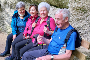 104558-Gruppe-auf-Bank