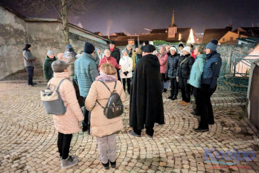 180443272-Gruppe-im-Kirchhof 180443272-Gruppe-im-Kirchhof
