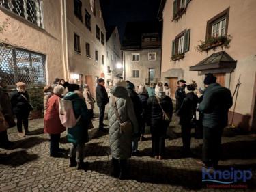183804682-Gruppe-auf-Dorfplatz 183804682-Gruppe-auf-Dorfplatz