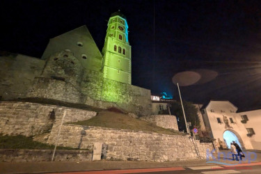 185656973-Burg-mit-Kirche 185656973-Burg-mit-Kirche