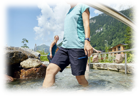 Wassertreten im Kneippbecken im KNEIPP & RELAX GARTEN Klösterle